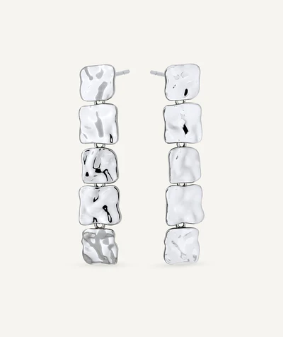 Pendientes con caída de placas cuadradas texturizadas en tono Plateado